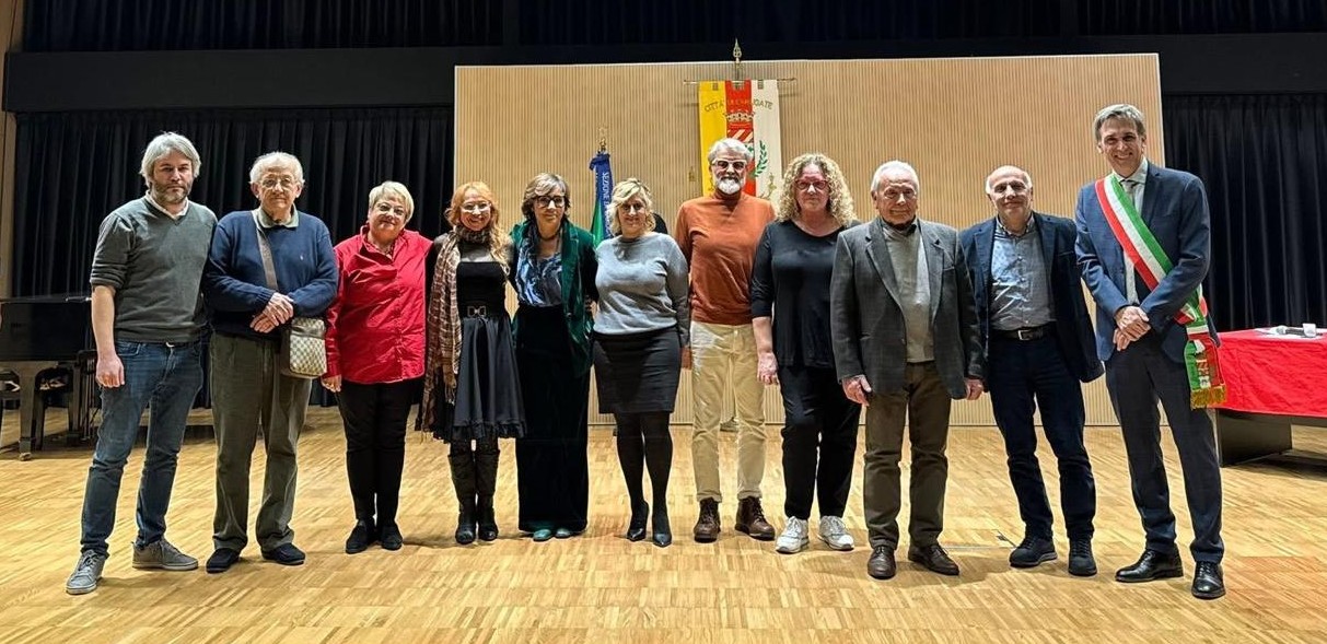 Nove benemeriti e venti studenti premiati dal Municipio per il loro impegno