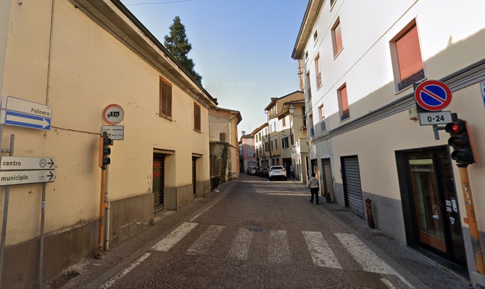 Oggetti lanciati (di nuovo) dalla finestra in via Folcero a Caravaggio: paura alla vigilia di Natale