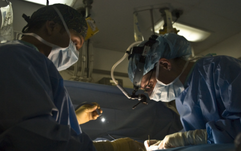 Otto anni di attesa per un’ernia: il caso si sblocca dopo la denuncia