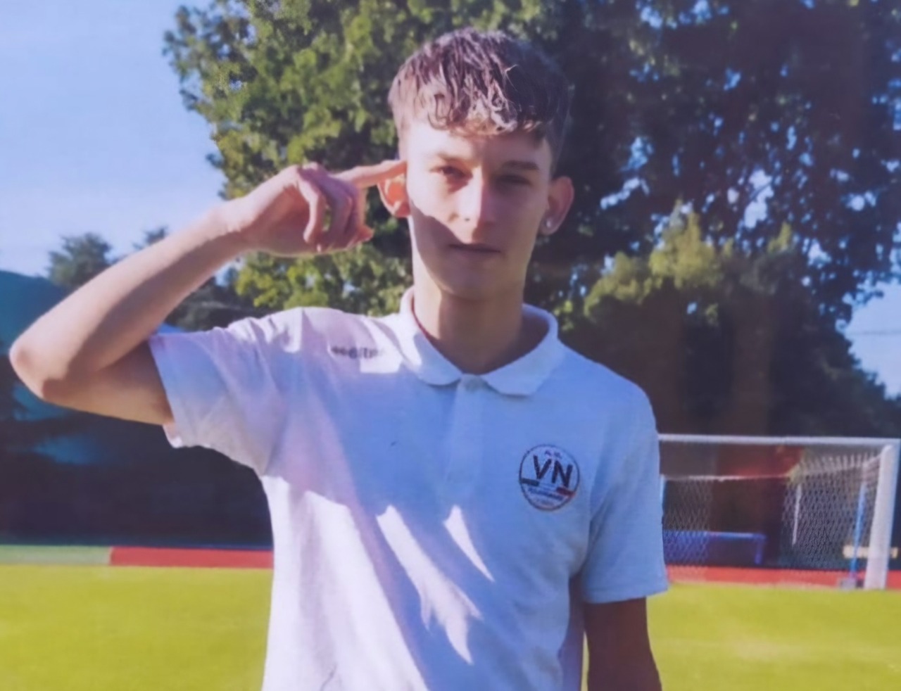 Palloncini e tanta commozione per l’ultimo saluto a Denis