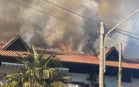 Paura a Pertusio: incendio divora il tetto di una casa