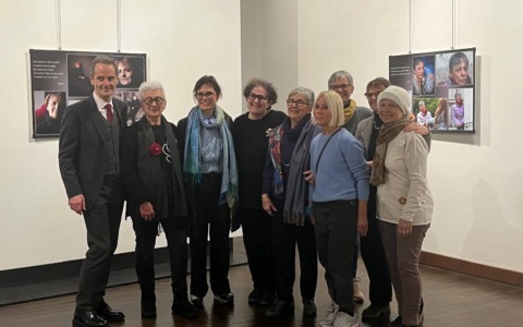 Pensieri InViSibili: fa tappa a Novara la mostra che racconta le donne e la loro esperienza oncologica