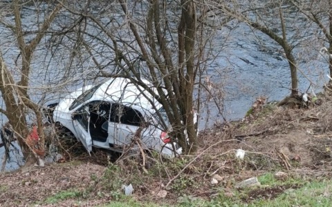 Perde il controllo e finisce nel fiume Lambro