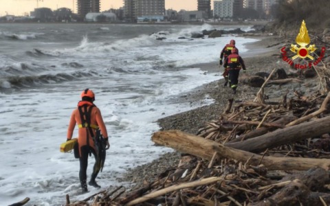 Pesaro, bloccato dalla marea tutta la notte sul sentiero del San Bartolo, salvato dai Vigili del Fuoco