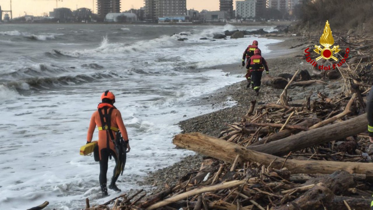 Pesaro, bloccato dalla marea tutta la notte sul sentiero del San Bartolo, salvato dai Vigili del Fuoco