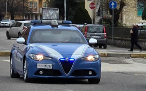 Picchia la compagna e aggredisce agenti, arrestato