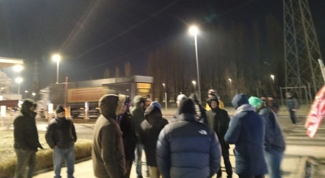 Pirelli Settimo, continua la protesta negli appalti: nuovo sciopero notturno