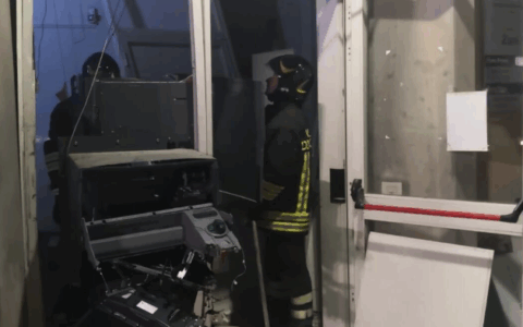 Pistoia, banda di ladri fa esplodere bancomat nella notte: bottino da migliaia di euro