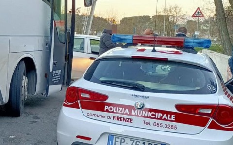Prato, scaricano illegalmente scarti tessili: denunciati