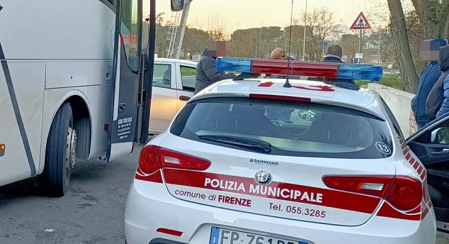 Prato, scaricano illegalmente scarti tessili: denunciati