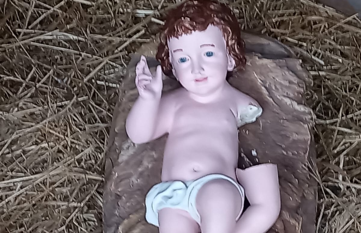Presepe vandalizzato, spezzato il braccio del Bambinello