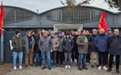 Presidi dei lavoratori (senza stipendio da dicembre) davanti alla AZA Corp di Noventa Padovana in crisi