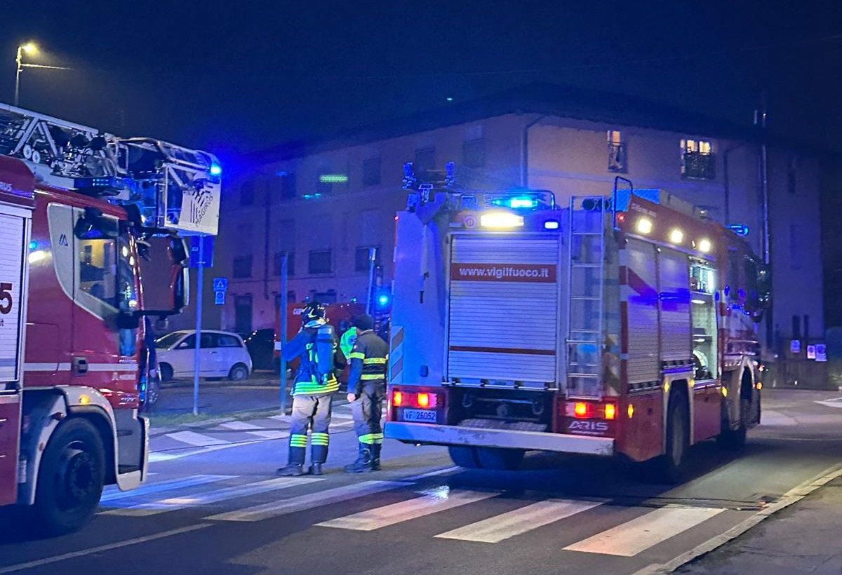 Principio d’incendio in una lavanderia self service: fumo e spavento tra i residenti