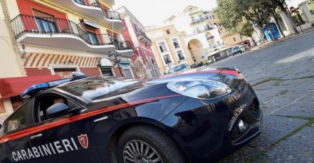 Profumi contraffatti e hashish, denunciato un uomo di 36 anni