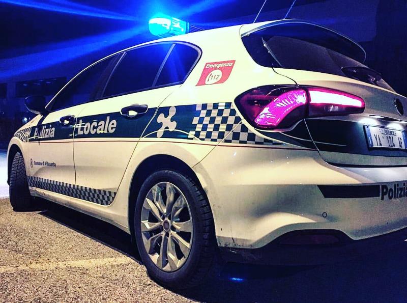 Provoca un incidente e scappa: rintracciato (e multato) dalla Polizia locale