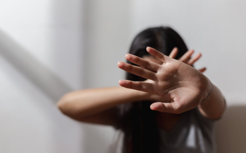 Pugni, schiaffi e calci dal marito: donna finisce in ospedale con fratture e contusioni multiple