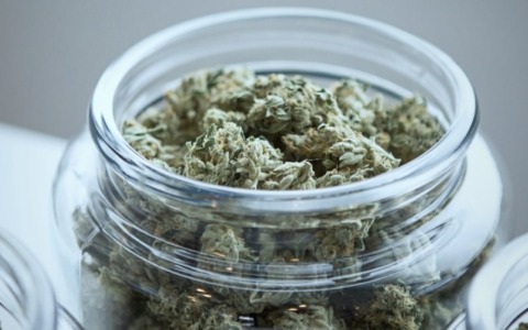 Pusher trovato con un etto di hashish: scattano le manette ai polsi di un 30enne, sarà espulso