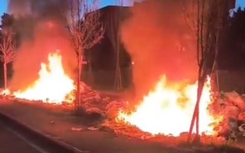 Rifiuti in fiamme sul camion della spazzatura, alba di fuoco in paese