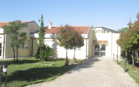 Riqualificazione energetica: lavori per i nuovi infissi nella scuola elementare di Sassofortino