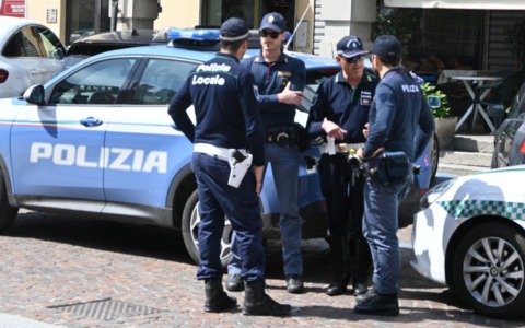 Rissa tra minorenni al Terminal Bus: ragazza tenta di sferrare pugni al volto a un poliziotto