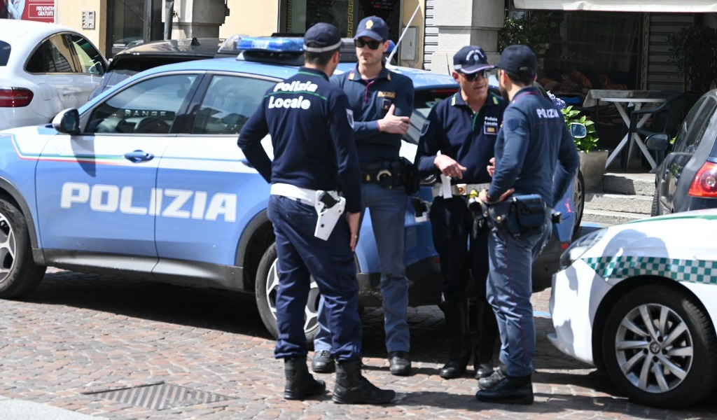 Rissa tra minorenni al Terminal Bus: ragazza tenta di sferrare pugni al volto a un poliziotto