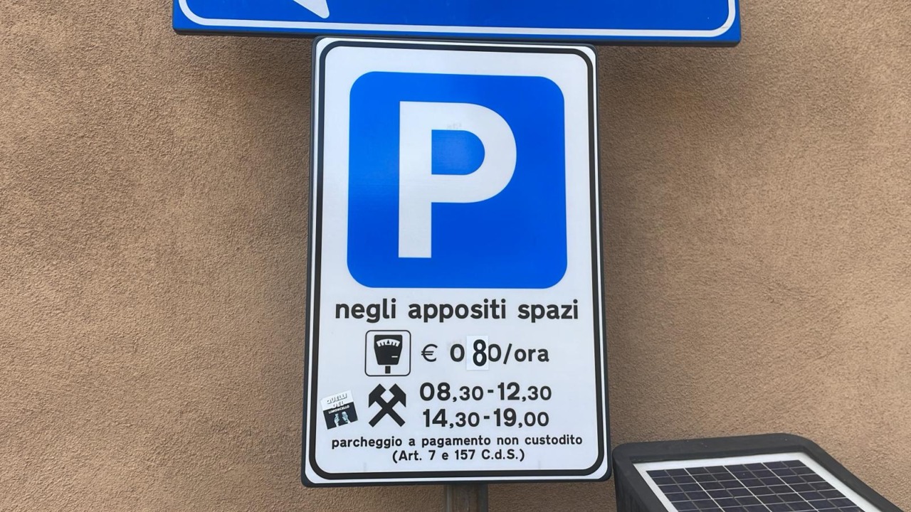 Rivarolo Canavese, aumenta la tariffa delle strisce blu: parcheggi più cari