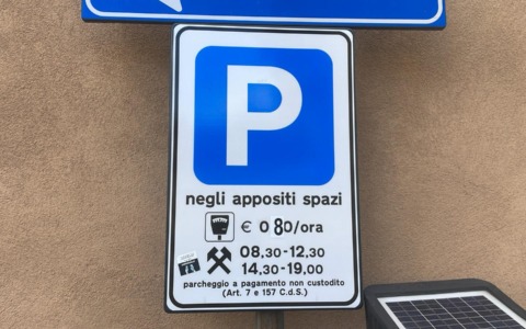 Rivarolo Canavese, aumenta la tariffa delle strisce blu: parcheggi più cari