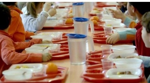 Rivoluzione in mensa: arrivano i piatti di stagione e… gli aumenti