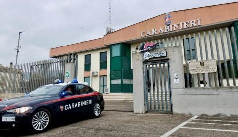 Ruba nel negozio e colpisce il proprietario, arrestato