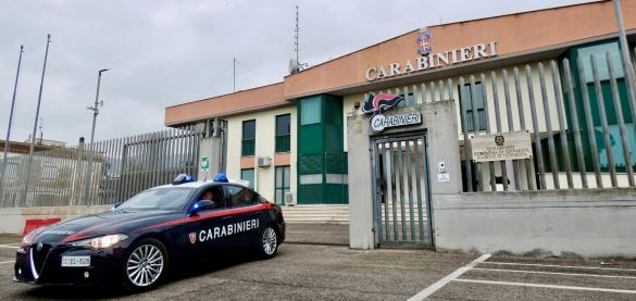 Ruba nel negozio e colpisce il proprietario, arrestato