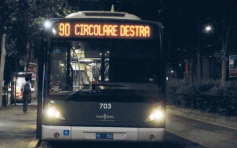 Sabato sera di violenza a bordo della 90, scoppia una rissa e finisce a coltellate: un uomo ferito e autista sotto choc