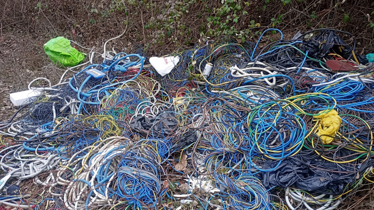 Scempio ambientale in via Mandela