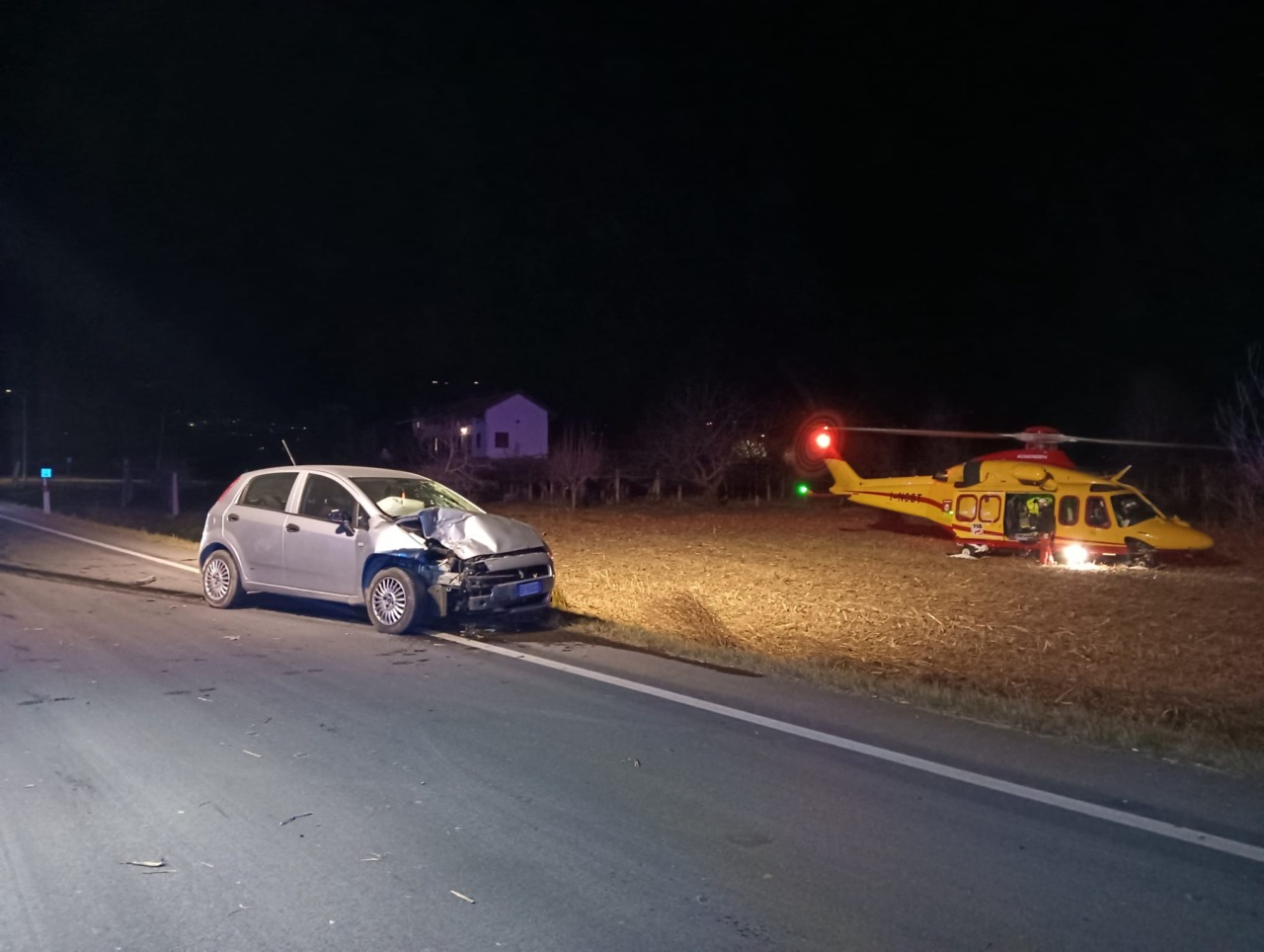 Scende dall’auto per salvare una volpe e viene travolto