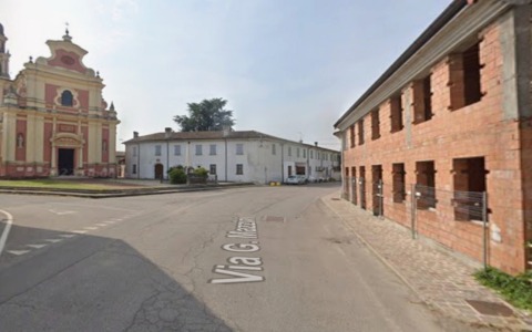 Scende dallo scuolabus e attraversa la strada: bambino di 7 anni investito sotto gli occhi dei genitori