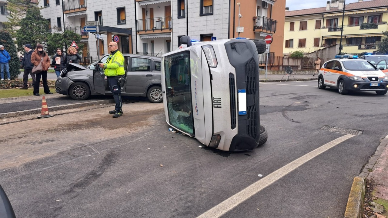 Scontro all’incrocio, un furgone si ribalta: strada chiusa e arrivo dei soccorsi