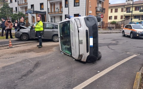 Scontro all’incrocio, un furgone si ribalta: strada chiusa e arrivo dei soccorsi