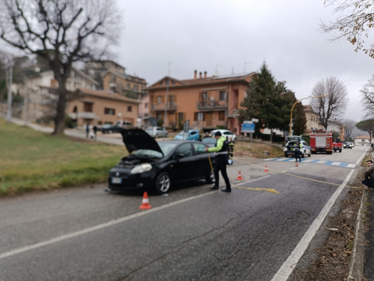 Scontro tra due auto, 87enne in prognosi riservata a Torrette
