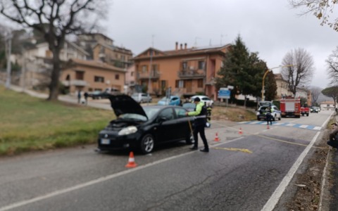 Scontro tra due auto, 87enne in prognosi riservata a Torrette
