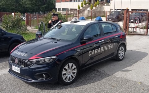 Scoperta a rubare aggredisce la commessa, arrestata