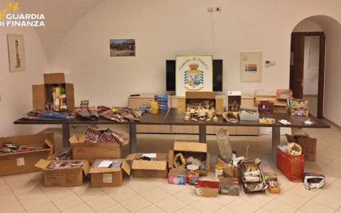 Scoperto laboratorio di fuochi pirotecnici in casa