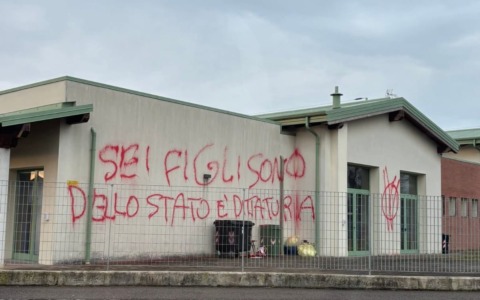 Scritte No Vax sui muri del cimitero e della materna di Palazzolo