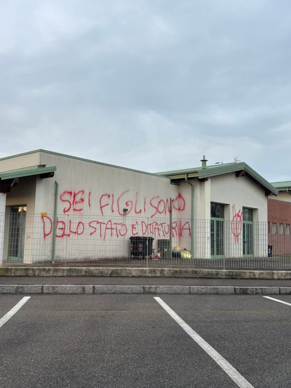 Scritte No Vax sui muri del cimitero e della materna di Palazzolo