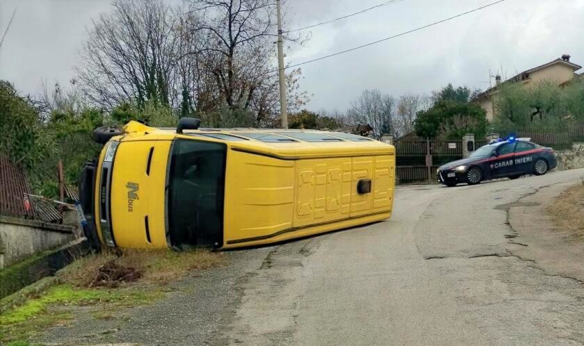 Scuolabus si ribalta in curva, illesi 7 bambini