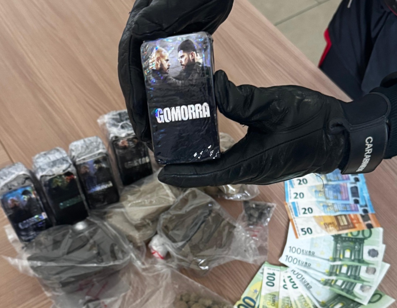 Sequestrati oltre tre chili di droga con logo “Gomorra”
