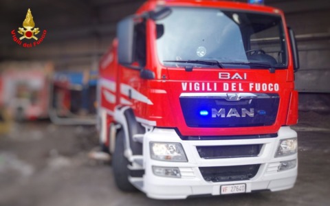 Seriate, incendio in un capannone all’alba: a fuoco diversi mezzi, danni per milioni di euro