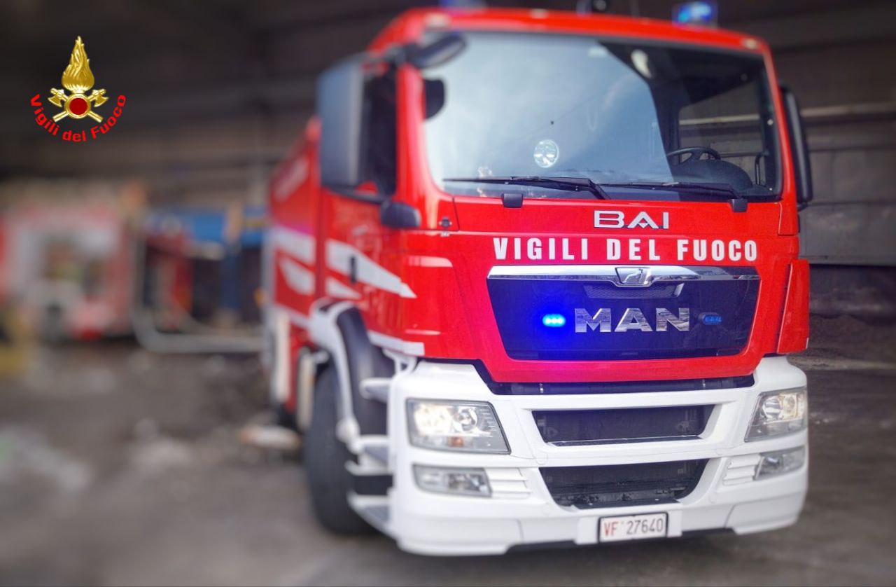 Seriate, incendio in un capannone all’alba: a fuoco diversi mezzi, danni per milioni di euro