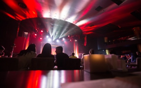 Sfruttamento della prostituzione nei privé di un night: cinque indagati