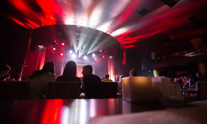 Sfruttamento della prostituzione nei privé di un night: cinque indagati