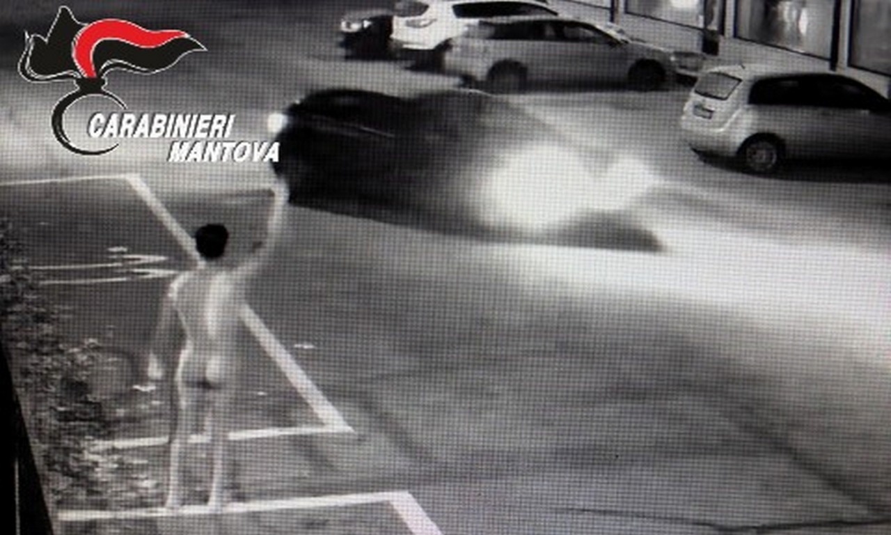 Strafatto e nudo, lascia la droga davanti alla caserma dei Carabinieri: “Me l’ha detto Allah”