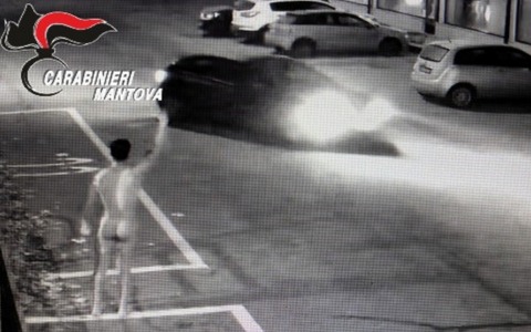 Strafatto e nudo, lascia la droga davanti alla caserma dei Carabinieri: “Me l’ha detto Allah”